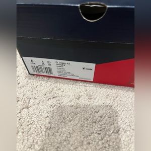 NWT Reebok unisex white/nude sneakers size 5